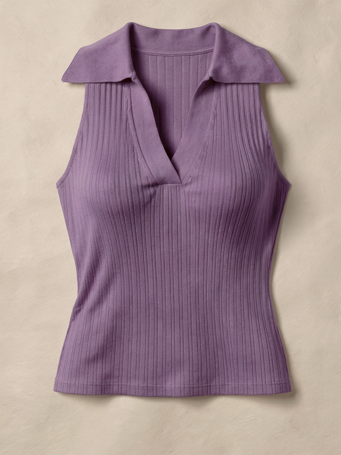 AMARA | Geripptes Top mit V-Ausschnitt