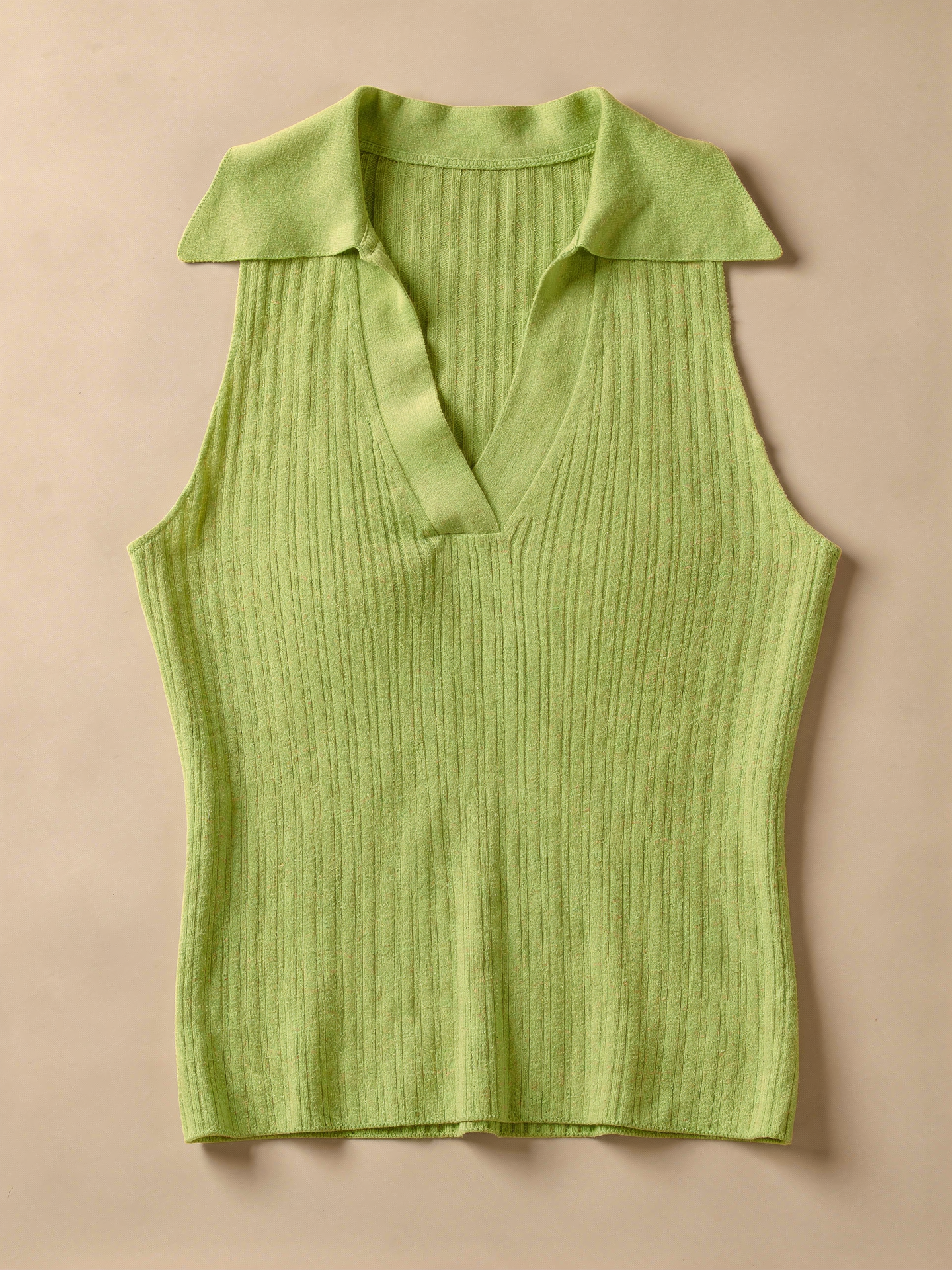 AMARA | Geripptes Top mit V-Ausschnitt