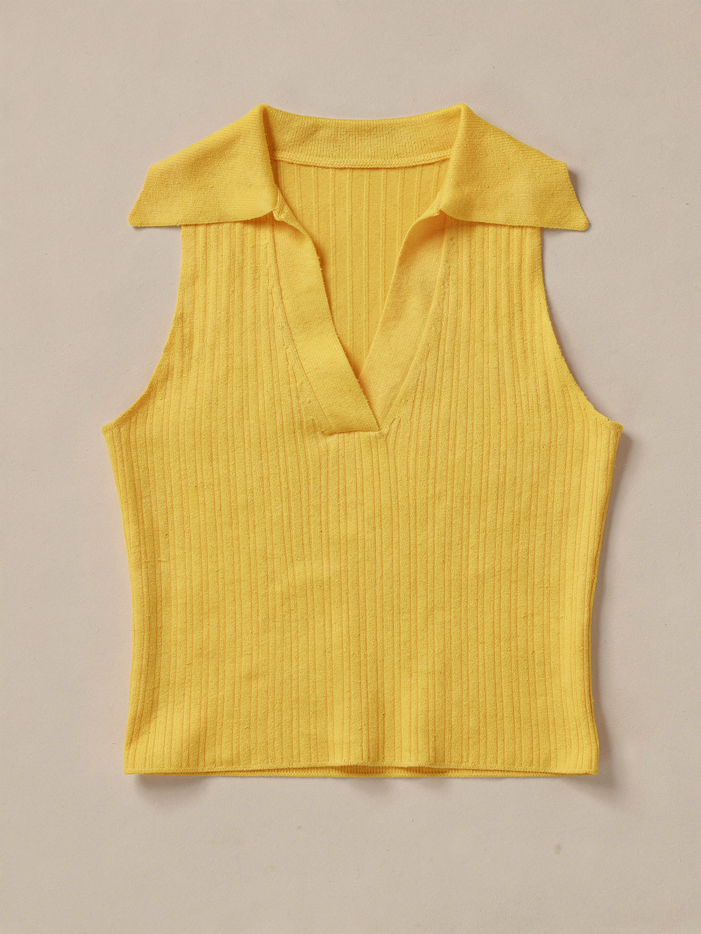 AMARA | Geripptes Top mit V-Ausschnitt