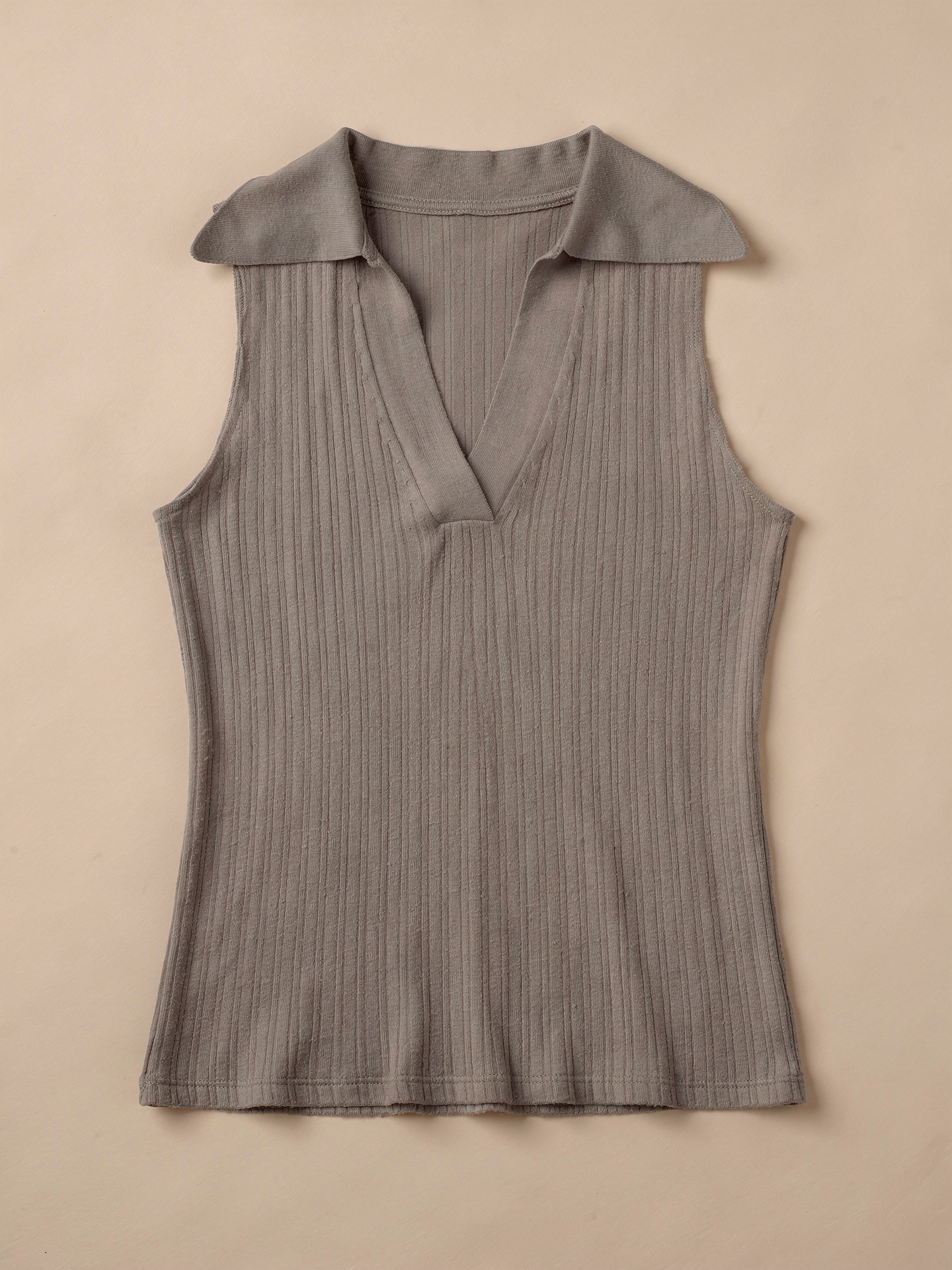 AMARA | Geripptes Top mit V-Ausschnitt