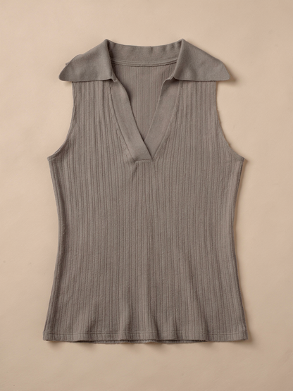AMARA | Geripptes Top mit V-Ausschnitt